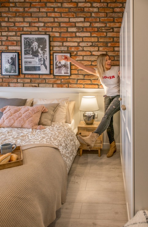 A aranżacji sypialni najbardziej wyróżniają się czerwone cegły na ścianie za łóżkiem. Zostały w ciekawy sposób...