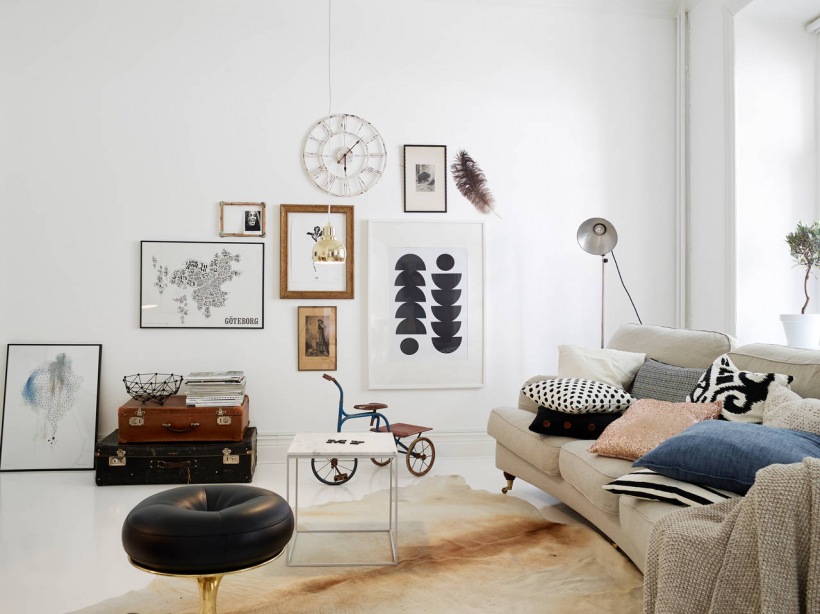 Grafiki skandynawskie,fotografie vintage,walizki skórzane vintage i poduszki w stylu skandynawskim w salonie