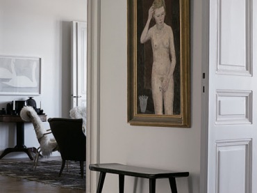 W starym eleganckim budynku apartamentowym w Sztokholmie ilustrator Mats Gustafson łączy miękkie białe ściany głuche...