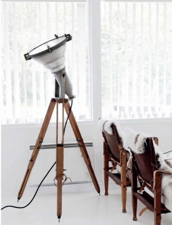 Drewniana lampa podłogowa na trójnogu z metalowym białym reflektorem w stylu industrialnym,drewniane fotele ze skórzanymi siedziskami