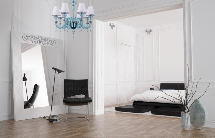 Błękitny efektowny żyrandol w wysokiej i przestronnej sypialni