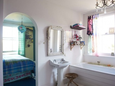 Sypialnia z białą łazienką w eklektycznym stylu (21753)