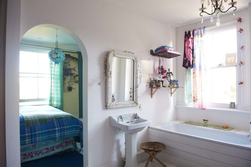 Sypialnia z białą łazienką w eklektycznym stylu