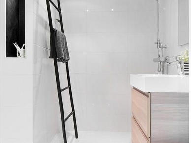 Czarna drabina wieszak na ręczniki w białej łazience z otwartym natryskiem (26035)
