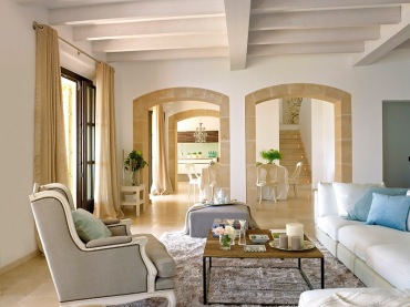 piękny, elegancki i we współczesnym wystroju dom na hiszpańskiej riwierze - pastelowe tonacje od bieli, beżu i lazuru...