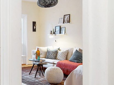 Ażurowa czarna lampa,biala sofa,poduszki dekoracyjne w salonie skandynawskim (21491)