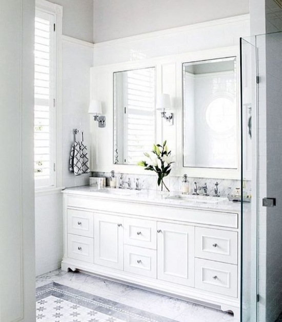 Białe meble w klasycznej aranżacji łazienki