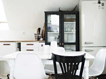 Biało-czarna jadalnia, którą urządzono wraz z otwartą kuchnią w skandynawskim stylu. Wnętrze na poddaszu ma swój urok,...