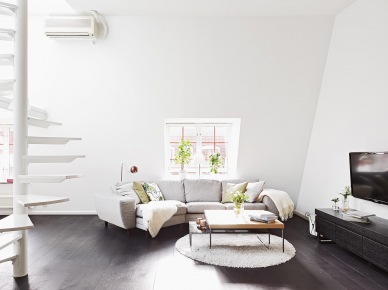 Nowoczesne meble w salonie z czarną podłogą i białymi spiralnymi schodami (22890)