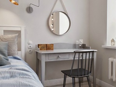 Szary kinkiet nowoczesny , okrągłe lustro na rzemyku,szara toaletka z grafitowym krzesłaem w sypialni z białym łóżkiem (26316)
