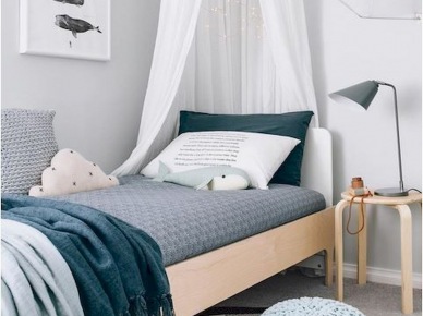 Mała sypialnia z drewnianym łóżkiem i niebieskimi dodatkami (55903)