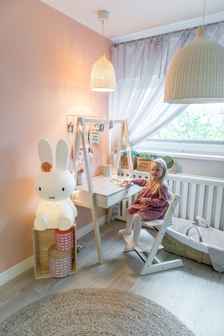 Białe biurko w aranżacji pastelowego pokoiku dziecięcego
