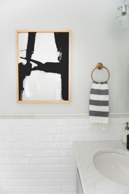 Abstrakcyjny obraz w drewnianej ramce na ścianie łazienki