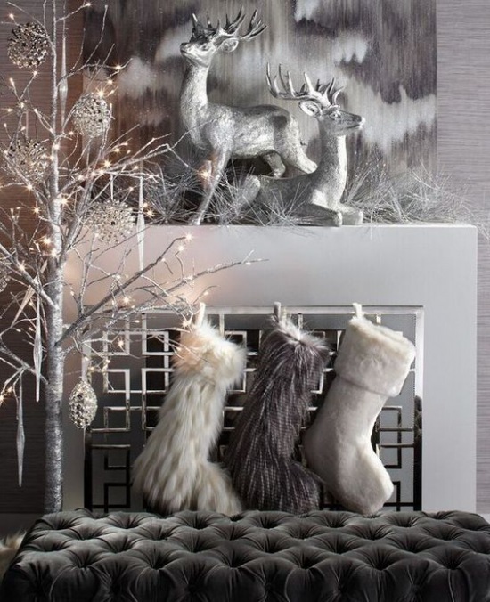 Świąteczna aranżacja salonu z szarymi i srebrnymi dekoracjami