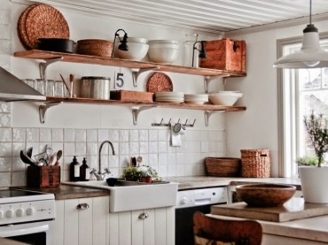 Aranżacja kuchni w stylu retro vintage, która podkreśla naturalne materiały, jednolitość koloru i ciepło wnętrza. To...