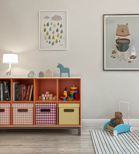 Dziecięce plakaty na ścianie,otwarta szafka z kolorowymi pudełkami,dywan w paski i bielone deski na podłodze