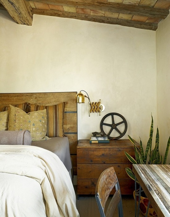 Proste drewno i industrialne lampy w dekoracji sypialni