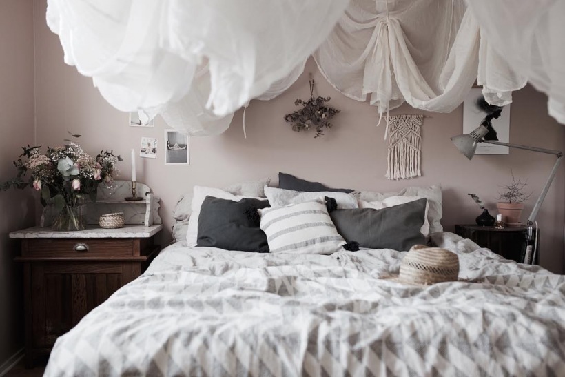 Romantyczny baldachim w aranżacji sypialni