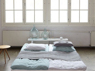 Pomalowane na biało palety w roli  bazy łóżka  w aranżacji  sypialni w industrialnym stylu (22093)