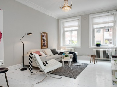 Kultowe pikowane białe fotele na metalowych nózkach,szary dywan i biała sofa w skandynawskim salonie (24452)