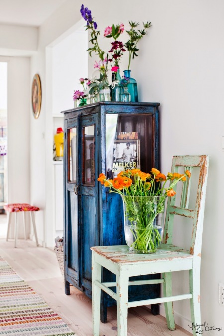 Ciemno-niebieska witryna o turkusowe krzesło drewniane vintage w jadalni