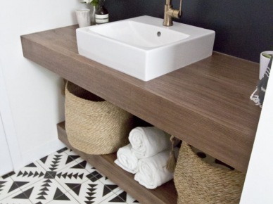 Drewniane półki w czarno-białej łazience (54416)