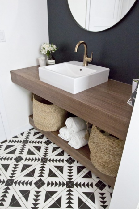 Drewniane półki w czarno-białej łazience
