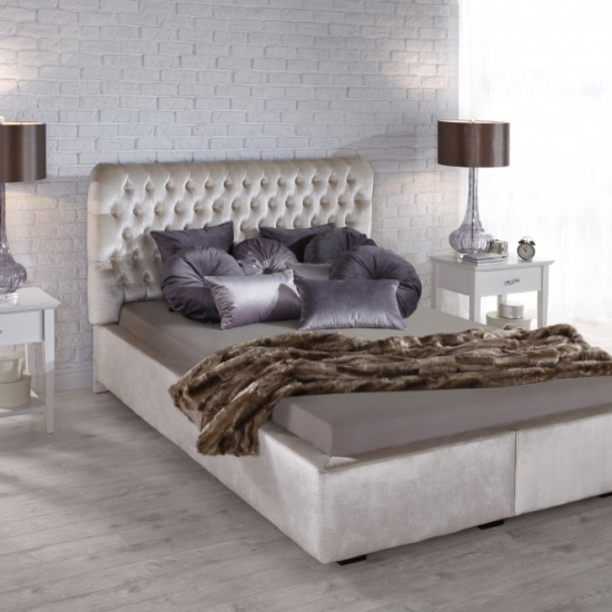 Pikowane łóżko w eleganckiej sypialni