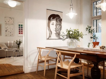 biel,cudowne drewniane deski, tradycyjny stół z drewna,prosta kuchnia biała w stylu skandynawskim ze stalowymi...
