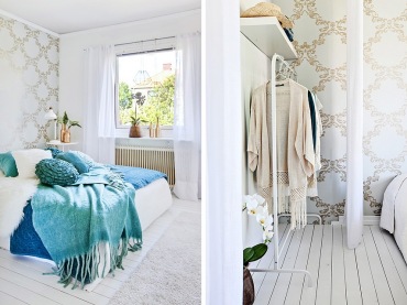 Stylowa tapeta na ścianie,białe deski na podłodze i turkusowa narzuta z poduszkami w aranżacji białej sypialni (24751)