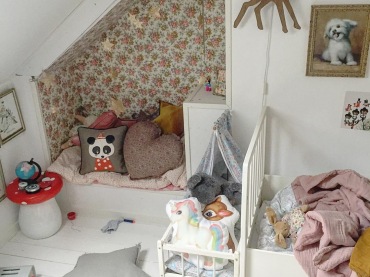 Pokój dziecięcy dekoruje także girlanda z gwiazdek we wnęce. Białe mebelki i drewniana podłoga idealnie oddają...
