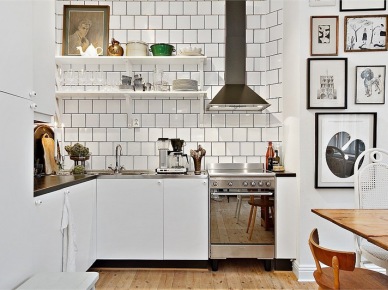 Grafiki,plakaty i obrazy retro w aranżacji białej kuchni w stylu skandynawskim (21870)