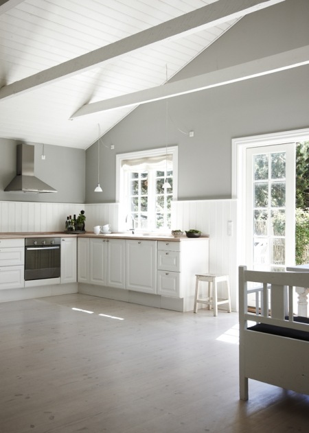 Szare ściany w białej kuchni w stylu skandynawskim