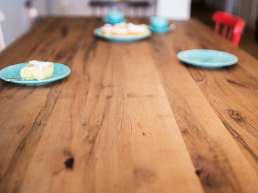 Piękny drewniany stół stanowi centralny punkt oraz największą ozdobę jadalni w stylu skandynawskim. Gładki blat z widocznymi sękami, o szlachetnym odcieniu świetnie podkreśla naturalną inspirację północnym stylem aranżacji. Kolorowe dodatki i krzesła przy stole wprowadzają odrobinę figlarności do stonowanego wystroju...