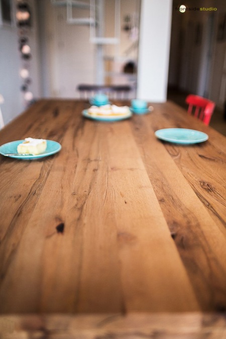 Drewniany stół w aranżacji skandynawskiej jadalni