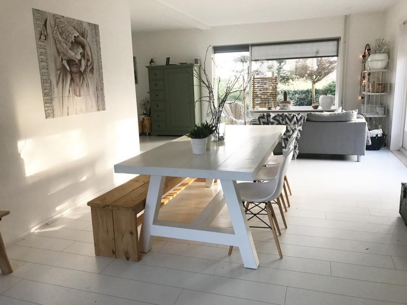 Biały stół i drewniana podłoga w jadalni