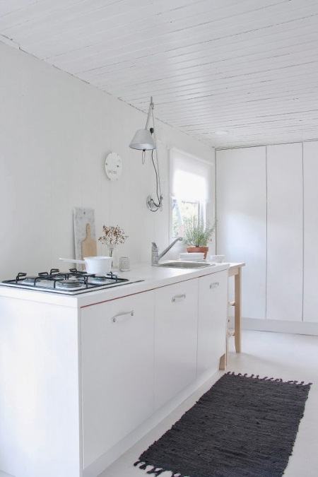 Aranżacja białej kuchni w skandynawskim stylu