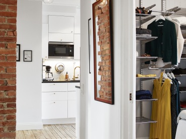 Jasne drewniane deski w mieszkaniu idealnie pasują i do kuchni i do przedpokoju, w którym mamy białę ściany i jedną z...