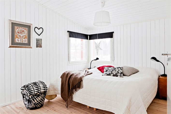 Biała sypialnia w miesznym stylu skandynawskim i rustykalnym