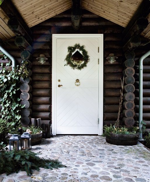 Białe drzwi w domu z drewnianych  bali