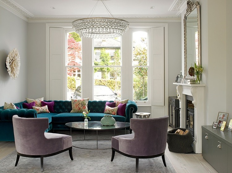 Aranżacja salonu ze szmaragdową sofą i liliowymi fotelami