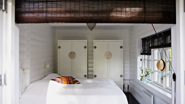 Bambusowe brązowe rolety,chińskie białe szafy w aranżacji bialej  sypialni