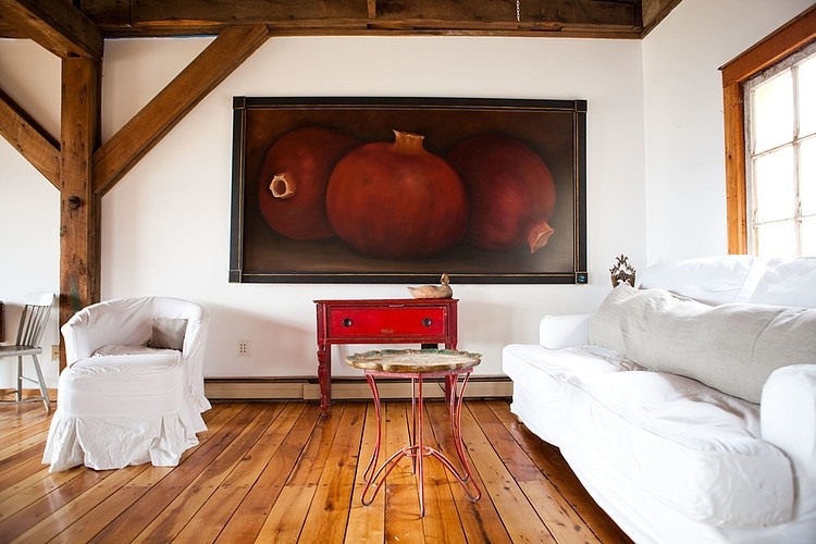 Duży obraz na ścianie i chińska czerwona konsolka w salonie