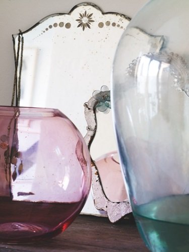 Lustro vintage z różowym i turkusowym wazonem