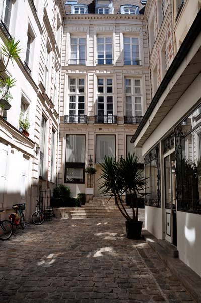Żywiołowy i minimalistyczny -  w centrum Paryża.