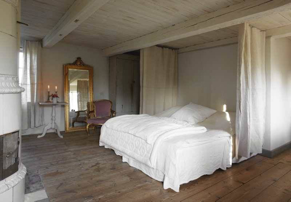 Surowy wystrój sypialni w stylu vintage  z Prowansji
