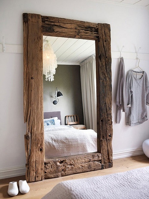 Lustro w drewnianej ramie w sypialni