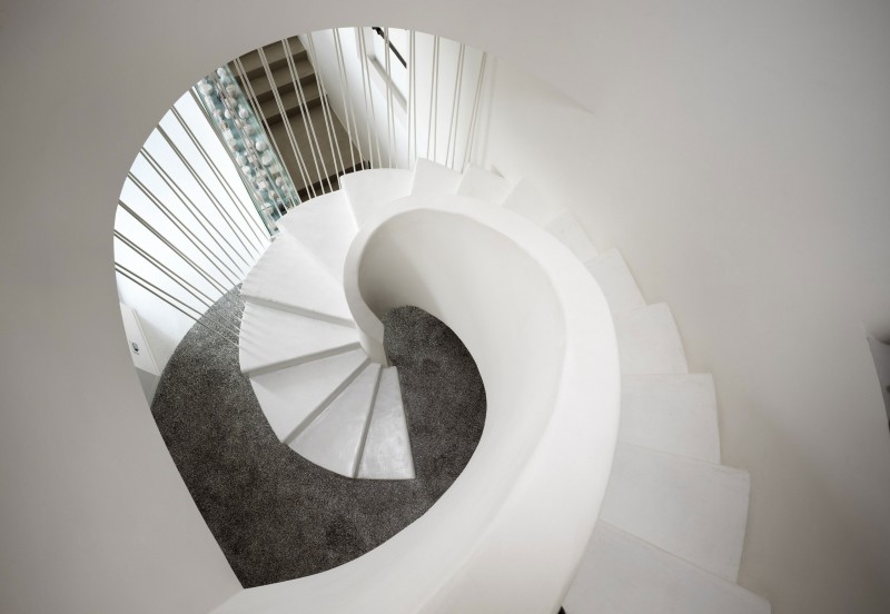 Spiralne białe schody