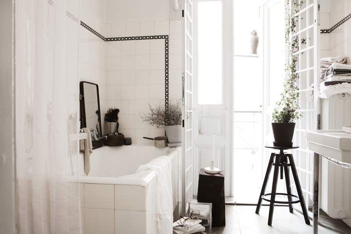 Biała łazienka z czarnymi detalami w skandynawskiej stylizacji