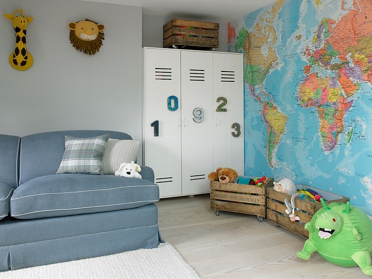Fototapeta z mapą świata i drewniane skrzynki w dziecięcym pokoju